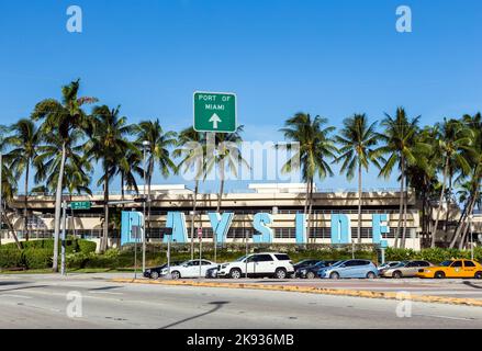 MIAMI, États-Unis 19 AOÛT 2014 : marché Bayside à Miami, États-Unis. C'est un marché de festival et le complexe de divertissement le plus haut dans le centre-ville de Miami Banque D'Images