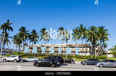 MIAMI, États-Unis 19 AOÛT 2014 : marché Bayside à Miami, États-Unis. C'est un marché de festival et le complexe de divertissement le plus haut dans le centre-ville de Miami Banque D'Images