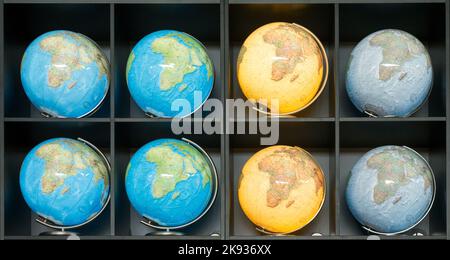 FRANCFORT, ALLEMAGNE - 12 octobre 2014 : de nombreux globes illuminés de suite dans un stand du salon du livre de Francfort à Francfort, Allemagne. Banque D'Images