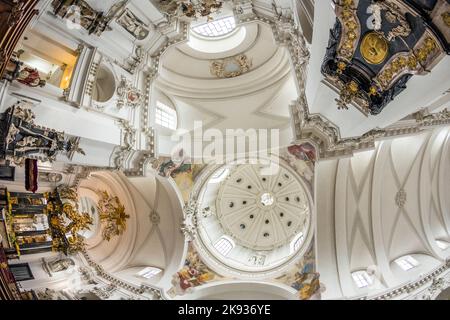 FULDA, ALLEMAGNE - SEP 20. 2014: Intérieur de la cathédrale baroque de Fulda, Allemagne. La cathédrale de Fulda est l'ancienne église abbatiale de Fulda et l'enterrement Banque D'Images