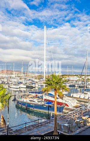 PLAYA BLANCA, ESPAGNE - 18 NOVEMBRE 2014: Des bateaux se trouvent dans le port de plaisance Rubicon à Playa Blanca, Espagne. La Marina a ouvert en 2003 et fournit 500 berth FO Banque D'Images