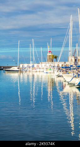 PLAYA BLANCA, ESPAGNE - 18 NOVEMBRE 2014: Des bateaux se trouvent dans le port de plaisance Rubicon à Playa Blanca, Espagne. La Marina a ouvert en 2003 et fournit 500 berth FO Banque D'Images