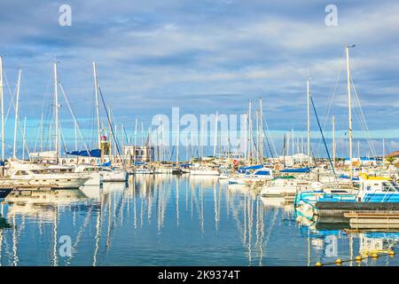 PLAYA BLANCA, ESPAGNE - 18 NOVEMBRE 2014: Des bateaux se trouvent dans le port de plaisance Rubicon à Playa Blanca, Espagne. La Marina a ouvert en 2003 et fournit 500 berth FO Banque D'Images