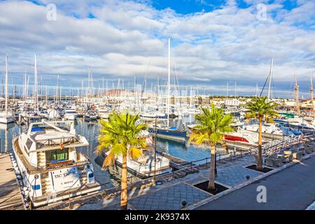 PLAYA BLANCA, ESPAGNE - 18 NOVEMBRE 2014: Des bateaux se trouvent dans le port de plaisance Rubicon à Playa Blanca, Espagne. La Marina a ouvert en 2003 et fournit 500 berth FO Banque D'Images