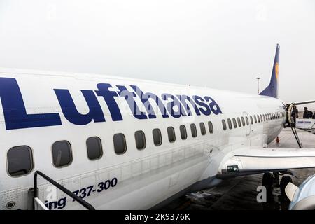 CRACOVIE, POLOGNE - DEC 6, 2014: Lufthansa Boeing 737 prêt pour l'embarquement à Cracovie, Pologne. L'aéroport de Cracovie est en construction et ne propose qu'un tablier po Banque D'Images
