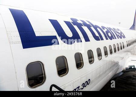 FRANCFORT, ALLEMAGNE - DEC 6, 2014: Lufthansa Boeing 737 prêt pour l'embarquement à Francfort, Allemagne. Francfort est l'aéroport le plus occupé en Allemagne et un o Banque D'Images