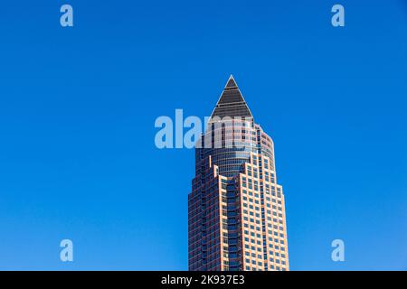 FRANCFORT, ALLEMAGNE - 10 OCTOBRE 2010: Messeturm avec ciel bleu clair à Francfort, Allemagne. Le gratte-ciel était le plus haut bâtiment d'Europe depuis 199 Banque D'Images