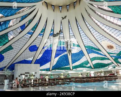 BRASILIA, BRÉSIL - OCT 26, 2013: Cathédrale de Brasilia à Brasilia, Brésil. Il a été conçu par Oscar Niemeyer, et a été achevé et dédié le Mai Banque D'Images