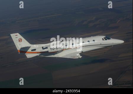 Cessna Citation 560XL (Citation XLS) avion d'affaires au-dessus de la campagne serbe Banque D'Images