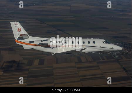 Cessna Citation 560XL (Citation XLS) avion d'affaires au-dessus de la campagne serbe Banque D'Images