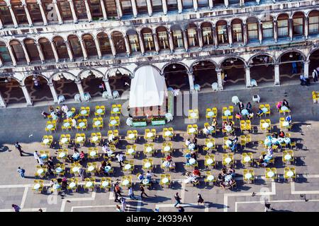 VENISE, ITALIE - 11 AVRIL 2007: Les gens aiment s'asseoir à la célèbre place marcus avec café et tables à Venise, Italie. Banque D'Images