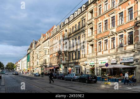 DRESDE, ALLEMAGNE - SEP 17, 2008 : vue sur la rue aux façades classiques anciennes de Dresde, Allemagne. La rue Koenigsbruecker est célèbre pour ses anciennes façades Banque D'Images