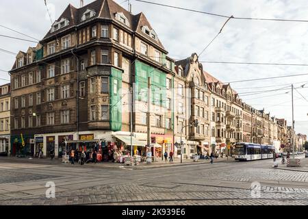 DRESDE, ALLEMAGNE - SEP 17, 2008 : vue sur la rue aux façades classiques anciennes de Dresde, Allemagne. La rue Koenigsbruecker est célèbre pour ses anciennes façades Banque D'Images