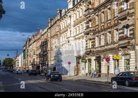 DRESDE, ALLEMAGNE - SEP 17, 2008 : vue sur la rue aux façades classiques anciennes de Dresde, Allemagne. La rue Koenigsbruecker est célèbre pour ses anciennes façades Banque D'Images