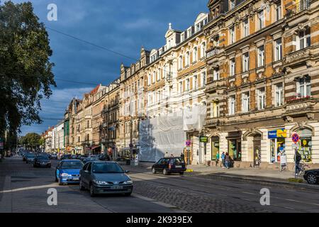 DRESDE, ALLEMAGNE - SEP 17, 2008 : vue sur la rue aux façades classiques anciennes de Dresde, Allemagne. La rue Koenigsbruecker est célèbre pour ses anciennes façades Banque D'Images