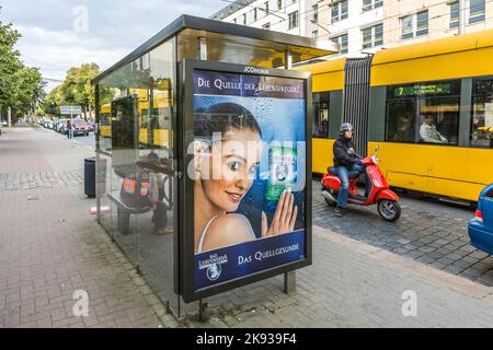 DRESDE, ALLEMAGNE - SEP 17, 2008 : vue sur la rue avec tramway et attendant les deux à Dresde, Allemagne. Depuis 1873, les chevaux de Paris étaient en opération et le péché Banque D'Images