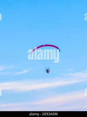 MIAMI, États-Unis - JUILLET 26 : parapente volant le long de la plage sur 26 juillet 2010 à Miami, États-Unis. Aux États-Unis, le parapente motorisé est très peu réglementé et la demande est minimale Banque D'Images