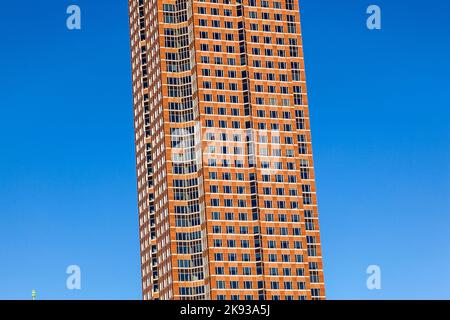 FRANCFORT, ALLEMAGNE - 10 OCTOBRE 2010: Messeturm avec ciel bleu clair à Francfort, Allemagne. Le gratte-ciel était le plus haut bâtiment d'Europe depuis 199 Banque D'Images