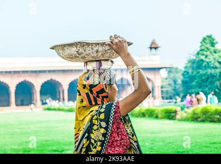 DELHI, INDE - 9 NOVEMBRE 2011 : une travailleuse transporte des déchets de roche sur son chapeau à Delhi, en Inde. 2 057 millions de femmes travaillent dans le secteur de la construction (2004 Banque D'Images