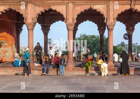 DELHI, INDE - 8 NOVEMBRE 2011 : un groupe d'adorateurs se trouve sur la cour de la mosquée Jama Masjid à Delhi, Inde. JAMA Masjid est la mosquée principale Banque D'Images