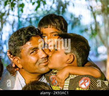 DELHI - INDE, 10 NOVEMBRE 2011 : le père fier montre ses enfants à Delhi, Inde. En 1952, l'Inde lance une campagne médiatique pour diffuser le concept de Banque D'Images