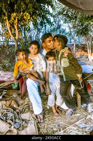 DELHI - INDE, 10 NOVEMBRE 2011 : le père fier montre ses enfants à Delhi, Inde. En 1952, l'Inde lance une campagne médiatique pour diffuser le concept de Banque D'Images