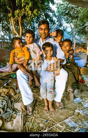 DELHI - INDE, 10 NOVEMBRE 2011 : le père fier montre ses enfants à Delhi, Inde. En 1952, l'Inde lance une campagne médiatique pour diffuser le concept de Banque D'Images