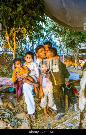 DELHI - INDE, 10 NOVEMBRE 2011 : le père fier montre ses enfants à Delhi, Inde. En 1952, l'Inde lance une campagne médiatique pour diffuser le concept de Banque D'Images