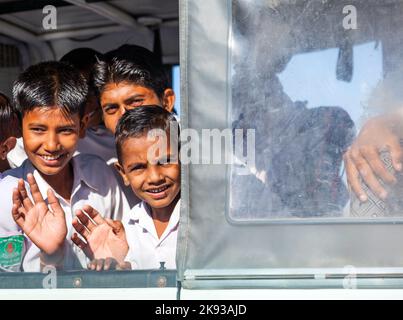 JAIPUR, INDE - 12 NOVEMBRE 2010 : des élèves non identifiés se trouvent dans un bus public pour aller à l'école de Jaipur, Inde. Les écoles ne fournissent pas de transport en bus partagé Banque D'Images