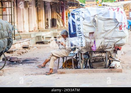 JODHPUR, INDE - 23 OCTOBRE 2012: L'homme repose dans son pousse-pousse à cycle à Jaipur, Inde. Les rickshaws cycliques ont été introduits dans les années 1940 et ont un q fixe Banque D'Images