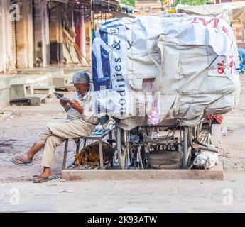 JODHPUR, INDE - 23 OCTOBRE 2012: L'homme repose dans son pousse-pousse à cycle à Jaipur, Inde. Les rickshaws cycliques ont été introduits dans les années 1940 et ont un q fixe Banque D'Images