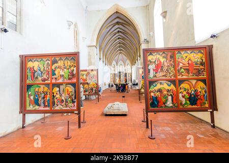 COLMAR, FRANCE - 3 JUILLET 2013 : les gens visitent le retable Isenheim, sculpté et peint par les Allemands Niclaus de Haguenau et Matthias Gruenewald i. Banque D'Images