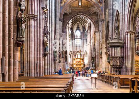 FREIBURG, ALLEMAGNE - 4 JUILLET 2013: Les gens visitent la cathédrale de Fribourg, Allemagne. Le dernier duc de Zaehringen avait commencé le bâtiment autour de 1200 in Banque D'Images