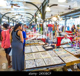 LA NOUVELLE-ORLÉANS, Etats-Unis - 15 JUILLET 2013 : le marché français de Decatur Street est une attraction touristique populaire dans le quartier français de la Nouvelle-Orléans, dans le Nord-est Banque D'Images