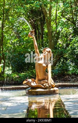 THEODORE, Etats-Unis - 18 JUILLET 2013 : visitez les jardins de Bellingraths avec la fonderie d'eau de Theodore, Etats-Unis. Le jardin a été construit en 1917 par Walter Bellingrath. Banque D'Images