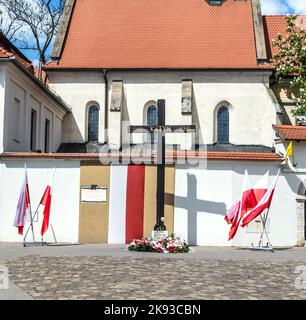 CRACOVIE, POLOGNE - 4 MAI 2014 : croix de Katyn placée sur la place devant l'église Saint-Giles en (1990) à Cracovie, Pologne. Banque D'Images