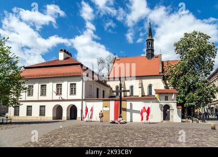 CRACOVIE, POLOGNE - 4 MAI 2014 : croix de Katyn placée sur la place devant l'église Saint-Giles en (1990) à Cracovie, Pologne. Banque D'Images