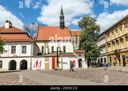 CRACOVIE, POLOGNE - 4 MAI 2014 : croix de Katyn placée sur la place devant l'église Saint-Giles en (1990) à Cracovie, Pologne. Banque D'Images