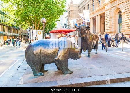 FRANCFORT, ALLEMAGNE - 16 MAI 2014 : les statues de Bull et Bear à la Bourse de Francfort, en Allemagne. La Bourse de Francfort est la lar de 12th Banque D'Images