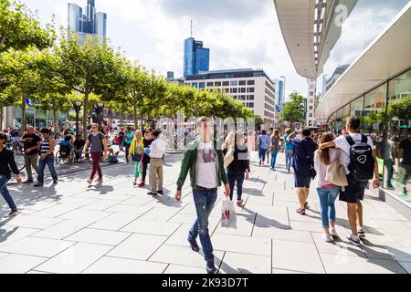 FRANCFORT, ALLEMAGNE - 9 AOÛT 2014 : les gens marchent le long du Zeil à midi à Francfort, en Allemagne. Depuis le 19th siècle, il est du plus célèbre et Banque D'Images