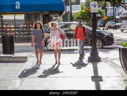 MIAMI, États-Unis - 19 AOÛT 2014 : les gens font du shopping dans le centre-ville de Miami, États-Unis. West Flagler Street est une célèbre rue commerçante du centre-ville de Miami. Banque D'Images