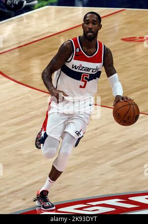 Washington, États-Unis. 25th octobre 2022. WASHINGTON, DC - OCTOBRE 25: Washington Wizards forward will Barton (5) dribbles en avant pendant un match de la NBA entre les Washington Wizards et les Detroit pistons, sur 25 octobre 2022, à la Capital One Arena, à Washington, DC. (Photo de Tony Quinn/SipaUSA) crédit: SIPA USA/Alay Live News Banque D'Images