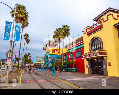 SANTA CRUZ, Etats-Unis - SEP 21, 2014: Personnes à Boardwalk à Santa Cruz, Californie. La promenade de Santa Cruz, ouverte en 1907, est la plus ancienne pa d'amusement Banque D'Images