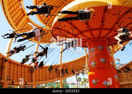 Les gens font un tour sur le Stinger d'Orange, un tour de swing dans Disney's California Adventure Banque D'Images