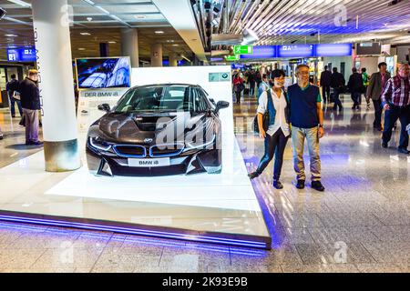 FRANCFORT, ALLEMAGNE - 28 AOÛT 2014 : les gens posent devant la BMW série i8 noire voiture d'innovation. Stand publicitaire dans le terminal de passagers, l'aéroport Banque D'Images