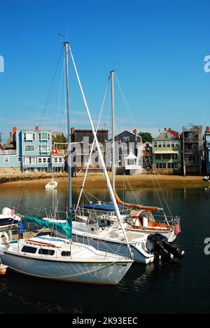 Les Voiliers sont amarrés dans une marina de Rockport par une belle journée d'été Banque D'Images