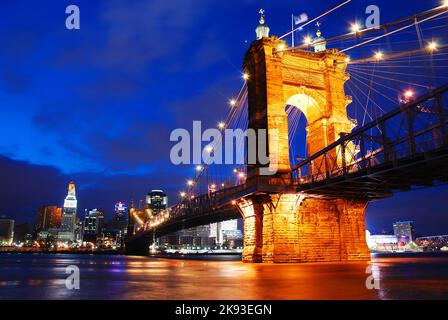 Le pont Roebling et la ligne d'horizon de Cincinnati sont illuminés au crépuscule et relient la ville au Kentucky de l'autre côté de la rivière Ohio Banque D'Images