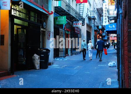 Une ruelle dans le quartier chinois de San Francisco prête à la mystère et à l'ambiance du quartier et est remplie de trésors cachés et de cafés Banque D'Images