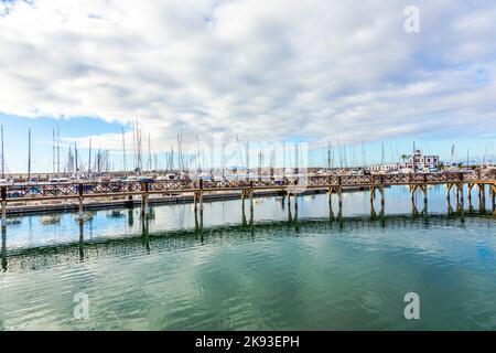 PLAYA BLANCA, ESPAGNE - 18 NOVEMBRE 2014: Des bateaux se trouvent dans le port de plaisance Rubicon à Playa Blanca, Espagne. La Marina a ouvert en 2003 et fournit 500 berth FO Banque D'Images