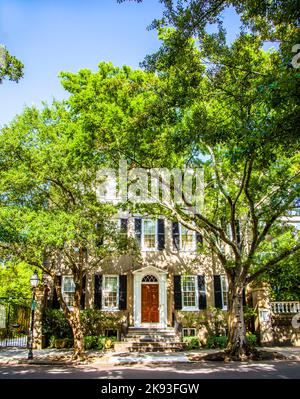 Savannah, Etats-Unis - 21 juillet 2010: Architecture résidentielle traditionnelle à Savannah, GA. Établie en 1733 Savannah est la plus ancienne ville de Géorgie. Banque D'Images